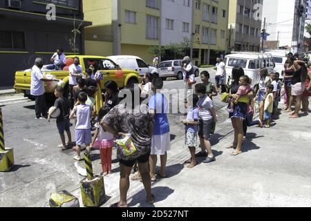 Sao Paulo, Sao Paulo, Brasilien. Oktober 2020. (INT) ChildrenÃ¢â‚¬â„¢s Tag Urlaub inmitten Covid-19 in Sao Paulo. 12. Oktober 2020, Sao Paulo, Brasilien: Wegen der Coronavirus-Pandemie (covid-19) musste die 13. Kindertagesfeier, die auf dem Perola Byington Platz in Bela Vista/Bixiga, Sao Paulo, stattfindet, in der Nachbarschaft um den Kindertag herum geändert und organisiert werden, mit der Verteilung von Spielzeug an die Bewohner. Dies ist auch der Tag, der an den Feiertag unserer Lieben Frau von Aparecida erinnert. Kredit: Leco Viana/ Thenews2 Gutschrift: Leco Viana/TheNEWS2/ZUMA Wire/Alamy Live Nachrichten Stockfoto