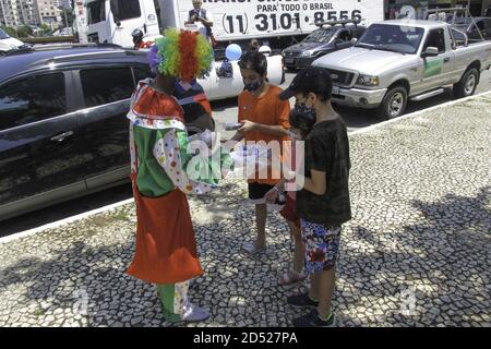 Sao Paulo, Sao Paulo, Brasilien. Oktober 2020. (INT) ChildrenÃ¢â‚¬â„¢s Tag Urlaub inmitten Covid-19 in Sao Paulo. 12. Oktober 2020, Sao Paulo, Brasilien: Wegen der Coronavirus-Pandemie (covid-19) musste die 13. Kindertagesfeier, die auf dem Perola Byington Platz in Bela Vista/Bixiga, Sao Paulo, stattfindet, in der Nachbarschaft um den Kindertag herum geändert und organisiert werden, mit der Verteilung von Spielzeug an die Bewohner. Dies ist auch der Tag, der an den Feiertag unserer Lieben Frau von Aparecida erinnert. Kredit: Leco Viana/ Thenews2 Gutschrift: Leco Viana/TheNEWS2/ZUMA Wire/Alamy Live Nachrichten Stockfoto