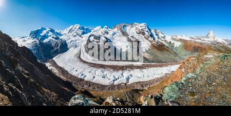 Monte Rosa-Massiv, Gorner-Gletscher und Matterhorn-Panoramablick vom Aussichtspunkt Gornergrat bei Zermatt, Schweiz Stockfoto