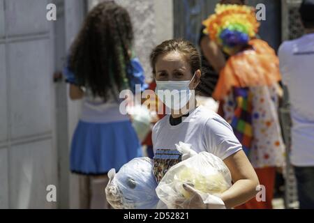 Sao Paulo, Sao Paulo, Brasilien. Oktober 2020. (INT) ChildrenÃ¢â‚¬â„¢s Tag Urlaub inmitten Covid-19 in Sao Paulo. 12. Oktober 2020, Sao Paulo, Brasilien: Wegen der Coronavirus-Pandemie (covid-19) musste die 13. Kindertagesfeier, die auf dem Perola Byington Platz in Bela Vista/Bixiga, Sao Paulo, stattfindet, in der Nachbarschaft um den Kindertag herum geändert und organisiert werden, mit der Verteilung von Spielzeug an die Bewohner. Dies ist auch der Tag, der an den Feiertag unserer Lieben Frau von Aparecida erinnert. Kredit: Leco Viana/ Thenews2 Gutschrift: Leco Viana/TheNEWS2/ZUMA Wire/Alamy Live Nachrichten Stockfoto