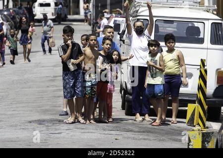 Sao Paulo, Sao Paulo, Brasilien. Oktober 2020. (INT) ChildrenÃ¢â‚¬â„¢s Tag Urlaub inmitten Covid-19 in Sao Paulo. 12. Oktober 2020, Sao Paulo, Brasilien: Wegen der Coronavirus-Pandemie (covid-19) musste die 13. Kindertagesfeier, die auf dem Perola Byington Platz in Bela Vista/Bixiga, Sao Paulo, stattfindet, in der Nachbarschaft um den Kindertag herum geändert und organisiert werden, mit der Verteilung von Spielzeug an die Bewohner. Dies ist auch der Tag, der an den Feiertag unserer Lieben Frau von Aparecida erinnert. Kredit: Leco Viana/ Thenews2 Gutschrift: Leco Viana/TheNEWS2/ZUMA Wire/Alamy Live Nachrichten Stockfoto