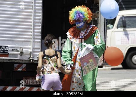 Sao Paulo, Sao Paulo, Brasilien. Oktober 2020. (INT) ChildrenÃ¢â‚¬â„¢s Tag Urlaub inmitten Covid-19 in Sao Paulo. 12. Oktober 2020, Sao Paulo, Brasilien: Wegen der Coronavirus-Pandemie (covid-19) musste die 13. Kindertagesfeier, die auf dem Perola Byington Platz in Bela Vista/Bixiga, Sao Paulo, stattfindet, in der Nachbarschaft um den Kindertag herum geändert und organisiert werden, mit der Verteilung von Spielzeug an die Bewohner. Dies ist auch der Tag, der an den Feiertag unserer Lieben Frau von Aparecida erinnert. Kredit: Leco Viana/ Thenews2 Gutschrift: Leco Viana/TheNEWS2/ZUMA Wire/Alamy Live Nachrichten Stockfoto