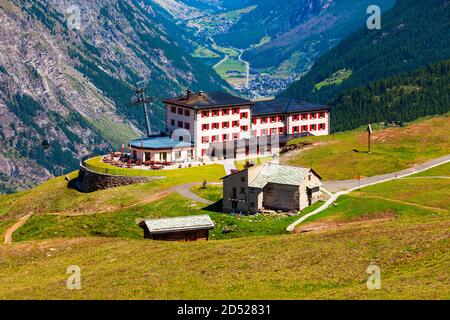 Seilbahnstation und Straßencafé in der Nähe von Zermatt im Kanton Wallis Stockfoto
