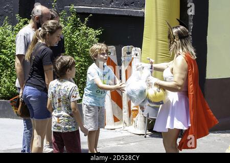 Sao Paulo, Sao Paulo, Brasilien. Oktober 2020. (INT) ChildrenÃ¢â‚¬â„¢s Tag Urlaub inmitten Covid-19 in Sao Paulo. 12. Oktober 2020, Sao Paulo, Brasilien: Wegen der Coronavirus-Pandemie (covid-19) musste die 13. Kindertagesfeier, die auf dem Perola Byington Platz in Bela Vista/Bixiga, Sao Paulo, stattfindet, in der Nachbarschaft um den Kindertag herum geändert und organisiert werden, mit der Verteilung von Spielzeug an die Bewohner. Dies ist auch der Tag, der an den Feiertag unserer Lieben Frau von Aparecida erinnert. Kredit: Leco Viana/ Thenews2 Gutschrift: Leco Viana/TheNEWS2/ZUMA Wire/Alamy Live Nachrichten Stockfoto