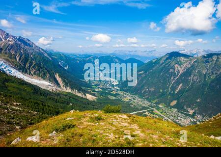 Chamonix Antenne Panoramablick. Chamonix Mont Blanc ist eine Gemeinde und Stadt im Südosten von Frankreich Stockfoto