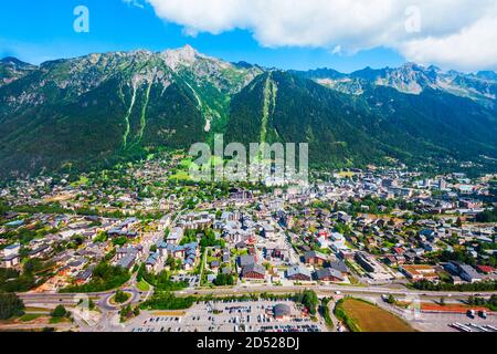 Chamonix Antenne Panoramablick. Chamonix Mont Blanc ist eine Gemeinde und Stadt im Südosten von Frankreich Stockfoto