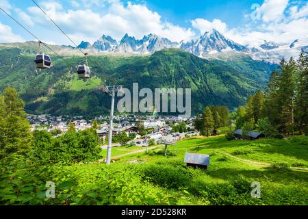 Chamonix Seilbahn aus der Luft Panoramablick. Chamonix Mont Blanc ist eine Gemeinde und Stadt im Südosten Frankreichs Stockfoto