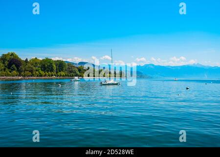 Einsame Yacht im Hafen von Lausanne. Losanna ist Hauptstadt und größte Stadt des Kantons Waadt, am Ufer des Genfer Sees in der Schweiz. Stockfoto