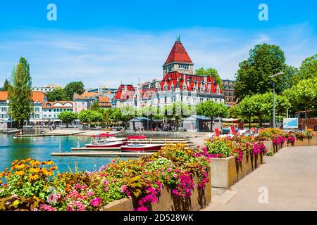 Genfer See Promenade in der Nähe des Chateau Ouchy Schloß, eine alte mittelalterliche Burg in der Stadt Lausanne in der Schweiz Stockfoto