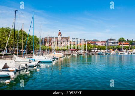 Yachten im Hafen von Lausanne. Losanna ist Hauptstadt und größte Stadt des Kantons Waadt, am Ufer des Genfer Sees in der Schweiz. Stockfoto
