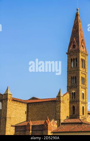 Blick auf den Glockenturm der Kirche Santa Croce in Florenz, Italien, an einem sonnigen Tag. Stockfoto