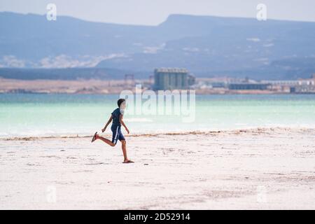 Peking, China. Januar 2020. Ein Junge läuft am Assalsee in Dschibuti, 10. Januar 2020. Quelle: Xie Han/Xinhua/Alamy Live News Stockfoto