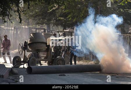 Srinagar, indisch kontrolliertes Kaschmir. Oktober 2020. Demonstranten werden bei Zusammenstößen mit Regierungskräften unter Tränenrauch nach einem Schusskampf in Srinagar, der Sommerhauptstadt des von Indien kontrollierten Kaschmir, am 12. Oktober 2020, beobachtet. Quelle: Javed Dar/Xinhua/Alamy Live News Stockfoto