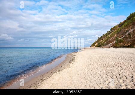Breiter Sandstrand in Miedzyzdroje an einem sonnigen Tag, Polen. Stockfoto