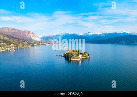 Isola Bella und Stresa Antenne Panoramablick. Die Isola Bella, eine der Borromäischen Inseln des Lago Maggiore im Norden von Italien. Stockfoto