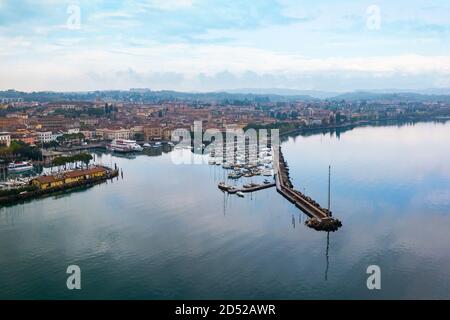 Desenzano del Garda Hafen Antenne Panoramablick. Desenzano ist eine Stadt am Ufer des Gardasees in der Provinz Brescia in der Lombardei, Italien. Stockfoto