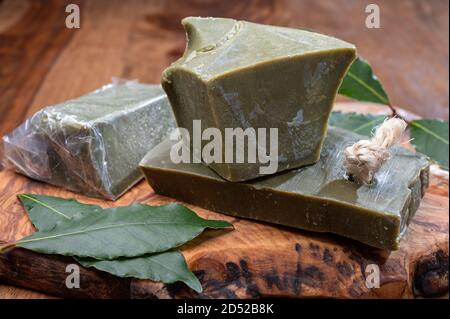 Grüne Blöcke von handgefertigter Bio-Lorbeer Lorbeer-Seife aus der Provence, Frankreich Stockfoto