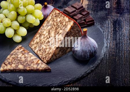 Käsekollektion, irischer brauner gewachster marbelierter Cheddar-Käse mit Guinness dunklem Stout-Bier aus nächster Nähe Stockfoto