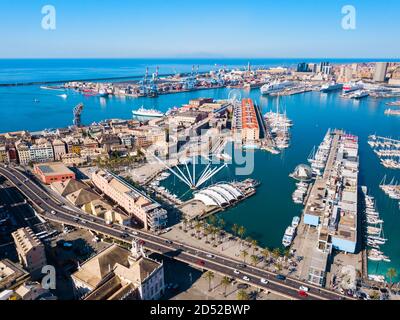 Genua Hafen Antenne Panoramablick. Genua oder Genua ist die Hauptstadt der Region Ligurien in Italien. Stockfoto