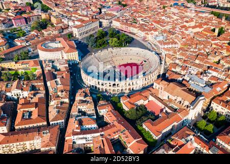 Die Arena von Verona Antenne Panoramablick. Arena ist ein römisches Amphitheater in der Piazza Bra in Verona, Italien Stockfoto
