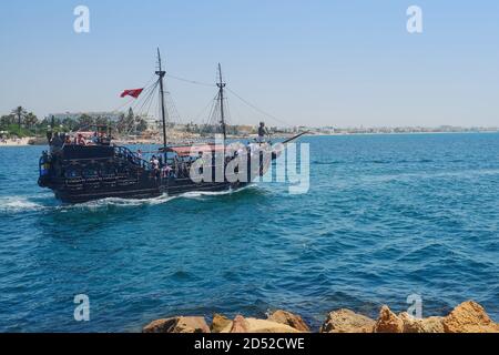 Piratenschiff geht auf See, Touristenattraktion - Tunesien, Sousse, El Kantaoui 06 19 2019 Stockfoto