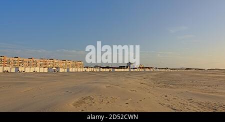 Reihe von Mehrfamilienhäusern und Strandhäusern am Strand von Calais. Stockfoto