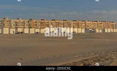 Reihe von Mehrfamilienhäusern und Strandhäusern am Strand von Calais. Stockfoto