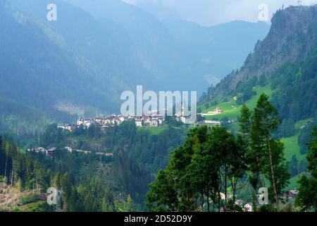 Berglandschaft im Sommer entlang der Straße nach Colle Santa Lucia, Dolomiten, Provinz Belluno, Venetien, Italien. Stockfoto