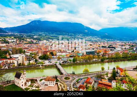 Trient Antenne Panoramablick. Trient ist eine Stadt an der Etsch im Trentino Alto Adige Südtirol in Italien. Stockfoto