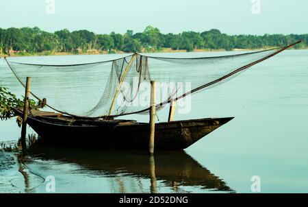 Boot und Fischernetz bereiten und gefangenen Fisch auf der Gorai Fluss Stockfoto