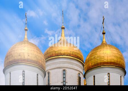 Kuppeln der Mariä Himmelfahrt-Kathedrale auf einem sonnigen Himmel Hintergrund - Kreml, Moskau, Russland im Juni 2019 Stockfoto