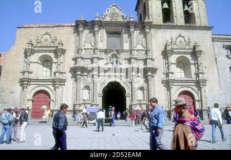 Die Basilika San Francisco in der Stadt La Paz, Bolivien, ist eine katholische Kirche unter der Fürsprache des hl. Franziskus von Assisi. Es ist ein zentraler Punkt des Stadtzentrums, mit Blick auf den Platz, der seinen Namen trägt, Plaza San Francisco. Es wurde zwischen 1743 und 1790 im sogenannten Andenbarock-Stil erbaut. Der Turm wurde im späten 19. Jahrhundert erbaut. Stockfoto