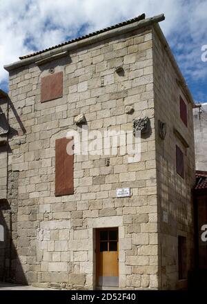 Spanien, Galizien, Provinz Pontevedra, Vigo. Casa de Arines oder CETA. Herrschaftliches Haus aus dem 15. Jahrhundert. Spätgotischer Stil. Es befindet sich an der Plaza Almeida und ist das älteste Gebäude der Altstadt. Stockfoto
