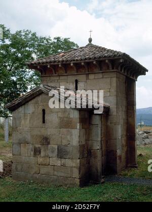 Spanien, Galizien, Provinz Ourense, Celanova. Kapelle von San Miguel de Celanova. Gegründet von Froila und im Jahr 940 in den Gärten des Klosters Celanova (Kloster San Salvador) gebaut. Mozarabischen Architektur. Es wird auch Kapelle des Heiligen Rudesind (San Rosendo) genannt. Es ist dem Heiligen Michael gewidmet. Ansicht der äußeren Rückseite des Oratoriums, mit einer einzigen flachen Apsis. Stockfoto