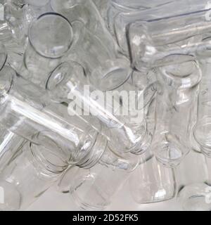 Gesammelte Glasflaschen zum Recycling, Hintergrund Stockfoto