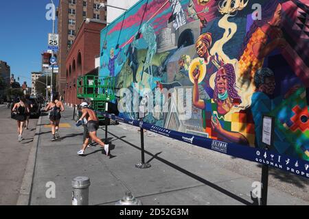 Wandgemälde von Groundswell-Künstlern und Raul Ayala berechtigt, ein Portal auf der Houston Bowery Wandmauer in New York zu öffnen. Stockfoto