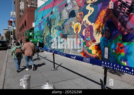 Wandgemälde von Groundswell-Künstlern und Raul Ayala berechtigt, ein Portal auf der Houston Bowery Wandmauer in New York zu öffnen. Stockfoto