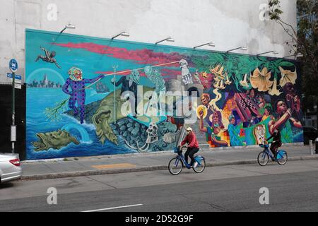 Wandgemälde von Groundswell-Künstlern und Raul Ayala berechtigt, ein Portal auf der Houston Bowery Wandmauer in New York zu öffnen. Stockfoto