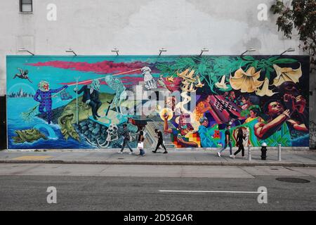 Wandgemälde von Groundswell-Künstlern und Raul Ayala berechtigt, ein Portal auf der Houston Bowery Wandmauer in New York zu öffnen. Stockfoto