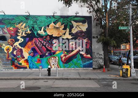 Wandgemälde von Groundswell-Künstlern und Raul Ayala berechtigt, ein Portal auf der Houston Bowery Wandmauer in New York zu öffnen. Stockfoto