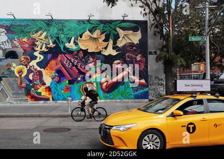 Wandgemälde von Groundswell-Künstlern und Raul Ayala berechtigt, ein Portal auf der Houston Bowery Wandmauer in New York zu öffnen. Stockfoto