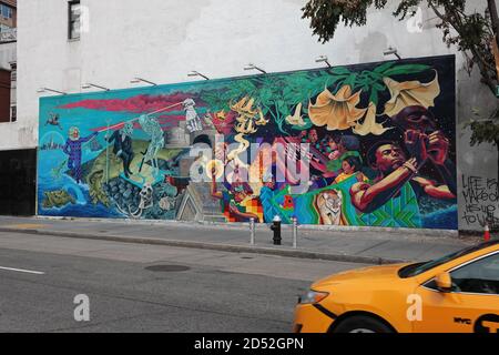 Wandgemälde von Groundswell-Künstlern und Raul Ayala berechtigt, ein Portal auf der Houston Bowery Wandmauer in New York zu öffnen. Stockfoto