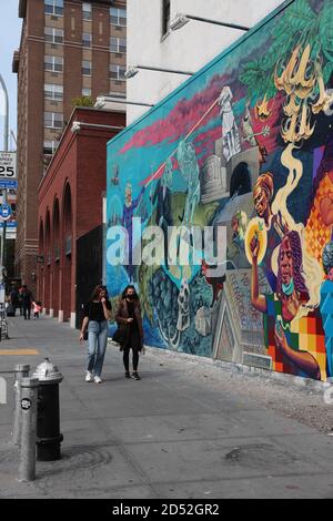 Wandgemälde von Groundswell-Künstlern und Raul Ayala berechtigt, ein Portal auf der Houston Bowery Wandmauer in New York zu öffnen. Stockfoto