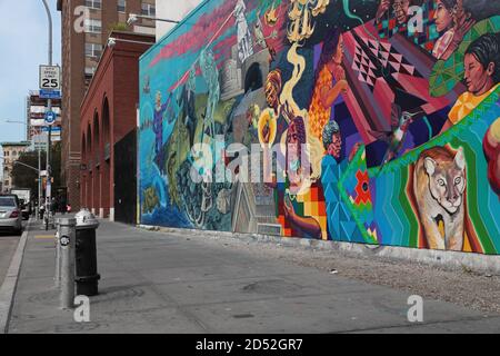 Wandgemälde von Groundswell-Künstlern und Raul Ayala berechtigt, ein Portal auf der Houston Bowery Wandmauer in New York zu öffnen. Groundswell ist ein in NYC ansässiger Organist Stockfoto