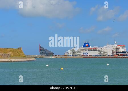 Alte Befestigungsanlagen, moderne Tereminalgebäude und Passagierfähre im Hafen von Calais, Frankreich, an einem sonnigen Tag Stockfoto