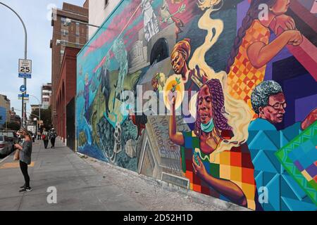 Wandgemälde von Groundswell-Künstlern und Raul Ayala berechtigt, ein Portal auf der Houston Bowery Wandmauer in New York zu öffnen. Stockfoto