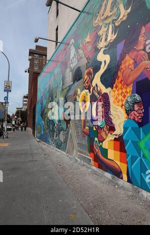 Wandgemälde von Groundswell-Künstlern und Raul Ayala berechtigt, ein Portal auf der Houston Bowery Wandmauer in New York zu öffnen. Groundswell ist ein in NYC ansässiger Organist Stockfoto