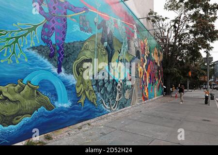 Wandgemälde von Grundschwell-Künstlern und Raul Ayala berechtigt zu öffnen Ein Portal auf der Houston Bowery Mural Wall in New York Stockfoto