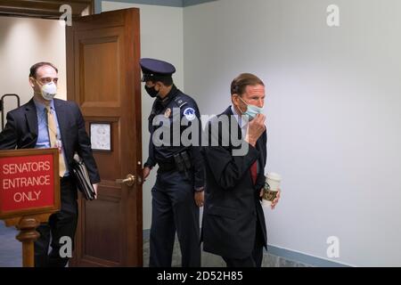 US-Senator Richard Blumenthal, D-CT, verlässt den Hörsaal für eine kurze Pause während der Bestätigungsverhandlung des Senats von Richterin Amy Coney Barrett im Hart Senate Office Building auf dem Capitol Hill in Washington, DC, Montag, 12. Oktober 2020. Kredit: Rod Lampey/CNP Verwendung weltweit Stockfoto