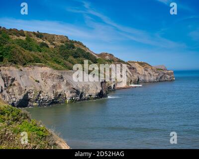 Erodierte Schlammsteinfelsen nördlich von Sandsend in North Yorkshire, Großbritannien - Teil der Whitby-Schlammsteinformation - Sedimentgestein Stockfoto